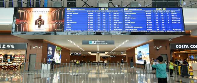 第一户外传媒-成都天府机场T2国内到达行李厅出口外侧上方LED大屏广告