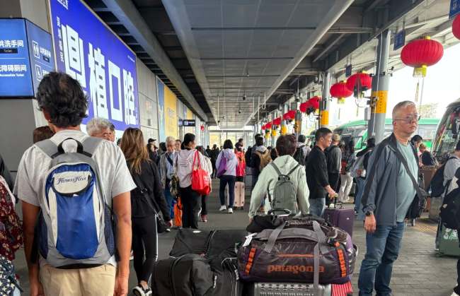 第一户外传媒-深圳湾口岸通道灯箱广告