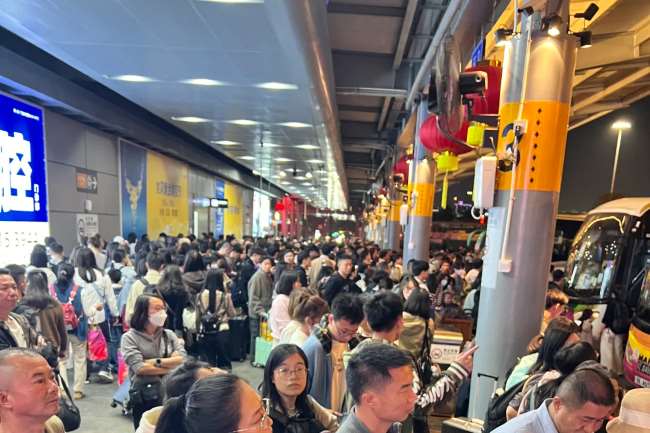 第一户外传媒-深圳湾口岸出入境停车场灯箱广告