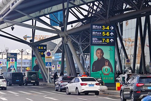 第一户外传媒-济南遥墙机场送客平台灯箱
