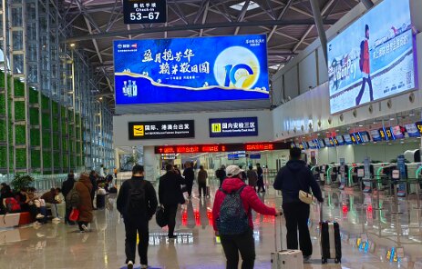 第一户外传媒-济南遥墙机场值机大厅北安检口上方灯箱