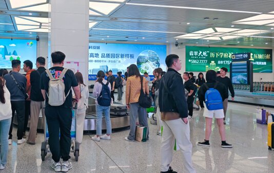 第一户外传媒-济南遥墙机场国际到达行李提取区墙面灯箱