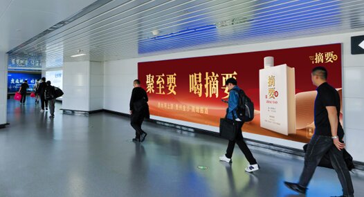 第一户外传媒-济南遥墙机场国际到达通道指廊与老厅连接处墙面灯箱