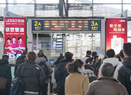 第一户外传媒-青岛北站候车室检票口两侧图腾灯箱