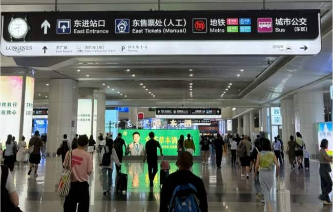 第一户外传媒-杭州东站地铁出入口落地灯箱广告