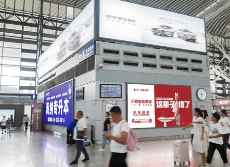 第一户外传媒-青岛北站候车大厅品牌灯箱