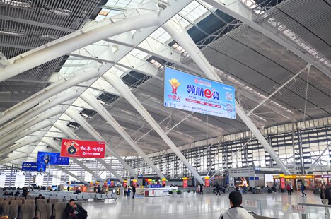 第一户外传媒-青岛北站候车大厅双面吊杆灯箱