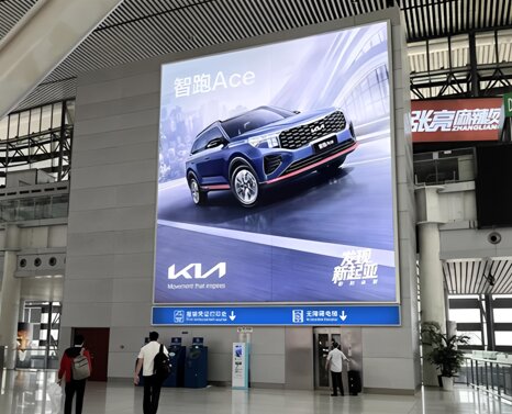 第一户外传媒-青岛北站候车大厅西侧直梯墙面灯箱