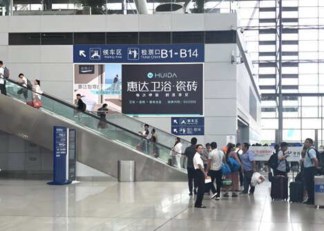 第一户外传媒-青岛北站进站大厅扶梯两侧墙面灯箱