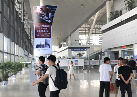 第一户外传媒-青岛北站西进站大厅包柱灯箱