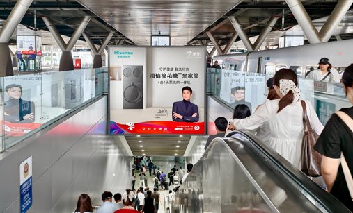 第一户外传媒-青岛北站出站梯楣灯箱