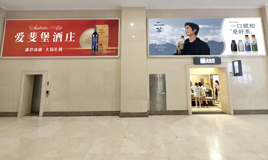 第一户外传媒-青岛站进站厅通道墙面灯箱