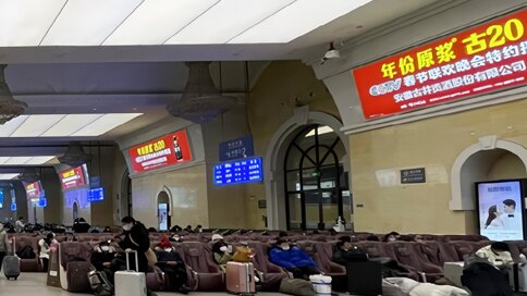 第一户外传媒-青岛站南候车室墙面灯箱