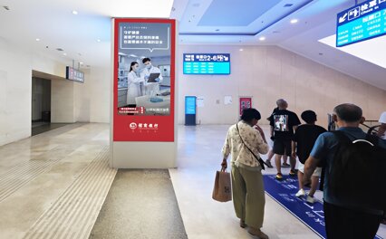 第一户外传媒-青岛站东地下进站厅四方柱灯箱