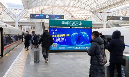 第一户外传媒-青岛站站台落地灯箱