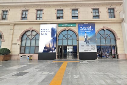 第一户外传媒-青岛站站台迎客立式灯箱