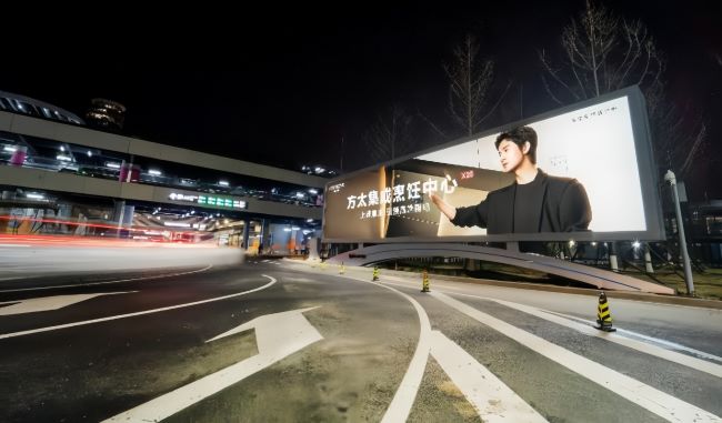 第一户外传媒-青岛胶东机场停车场出入口超级灯箱广告