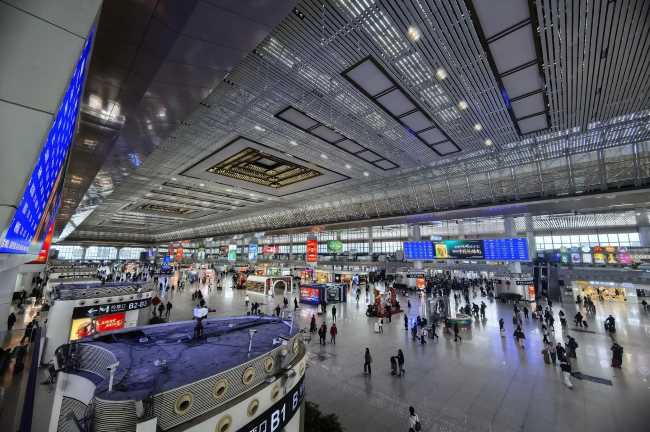 南京南站三层候车大厅第一户外传媒俯视拍摄广告上刊情况实景图 