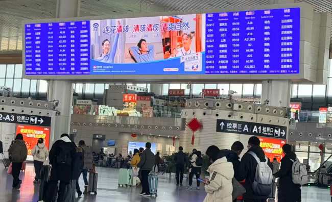 南京南站三层候车大厅第一户外传媒实景拍摄客流量与大屏照片 