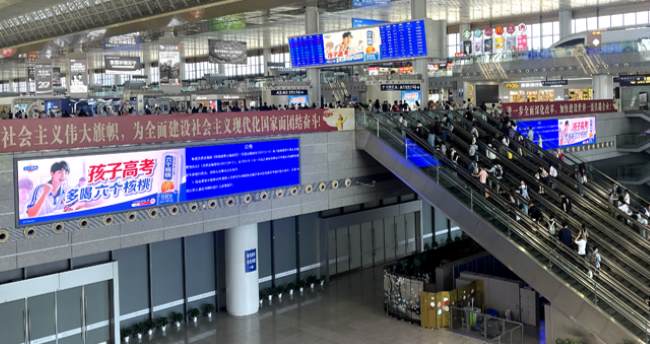 南京南站进站口上扶梯第一户外传媒客流情况图 