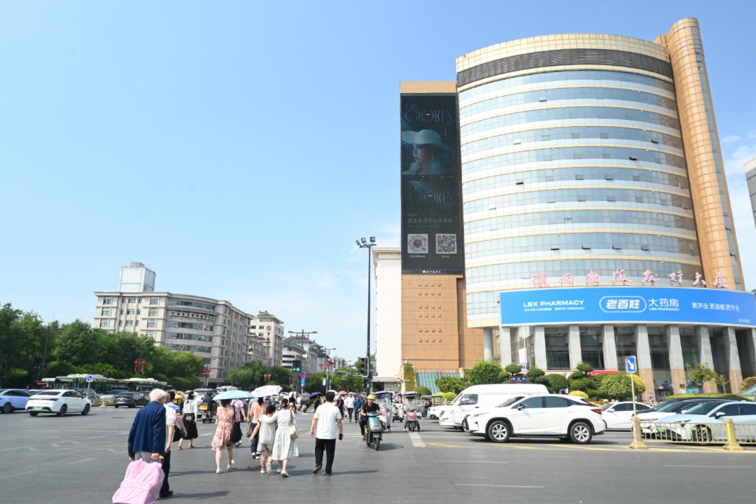 西安市中心出版大厦外墙LED大屏邓紫棋演唱会第一户外传媒实拍图 