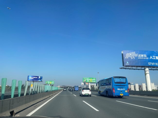 广深沿江高速长安段立柱大牌广告案例图地产实景图 
