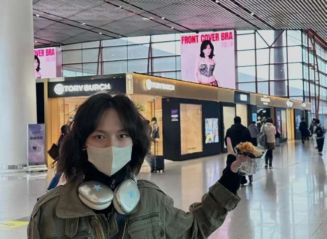 星文淇发ins与北京首都机场LED大屏合照