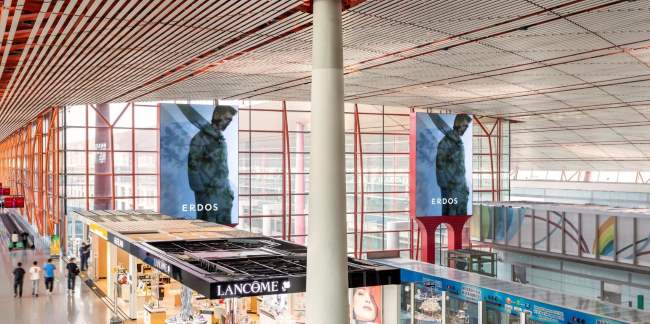 北京首都机场T3高处的贵宾厅俯拍捷运站台场景 