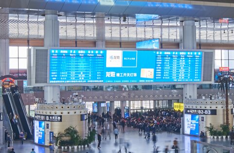 第一户外传媒-南京南站候车大厅南侧LED屏广告