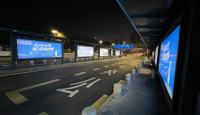 深圳两排候车亭广告与马路广角夜景合拍