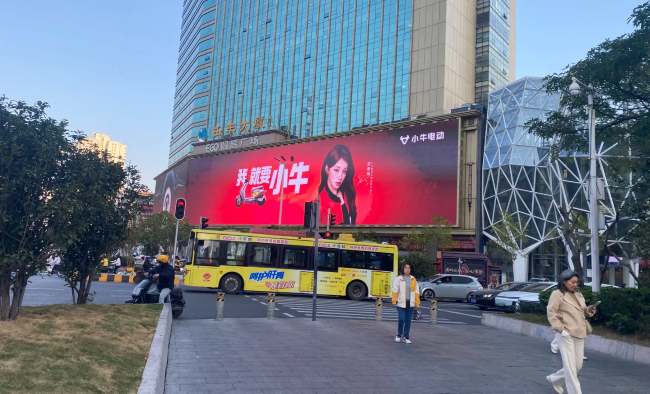 广州石牌桥壬丰大厦LED大屏十字路口侧拍视角