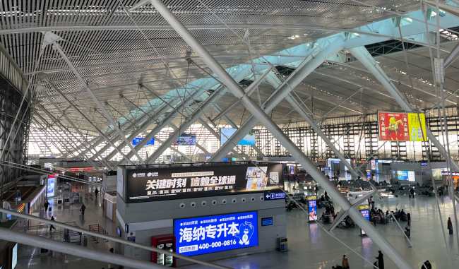 青岛北站候车大厅中央墙面广告海纳专升本