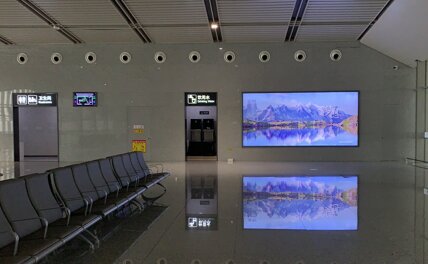 第一户外传媒-富阳站一层候车大厅墙面灯箱