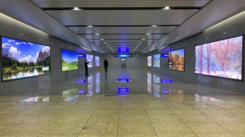 第一户外传媒-富阳站进出站通道墙面灯箱