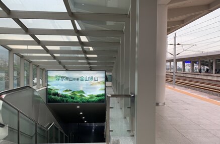 第一户外传媒-富阳站进出站通道门楣灯箱