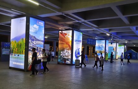 第一户外传媒-富阳站出站厅外包柱灯箱