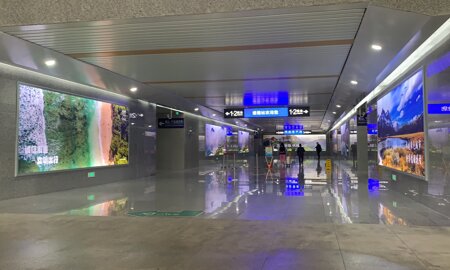 第一户外传媒-建德站进出站通道墙面灯箱