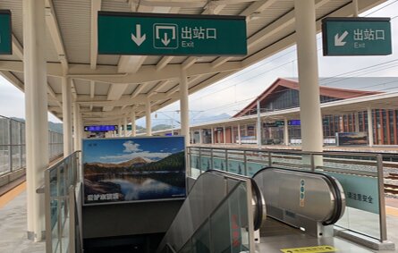 第一户外传媒-建德站站台层出站通道门楣看牌