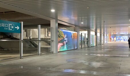 第一户外传媒-建德站出站通道墙面灯箱