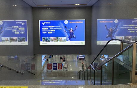 第一户外传媒-建德站出站厅门楣灯箱