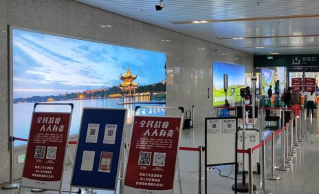 第一户外传媒-建德站出站厅墙面灯箱
