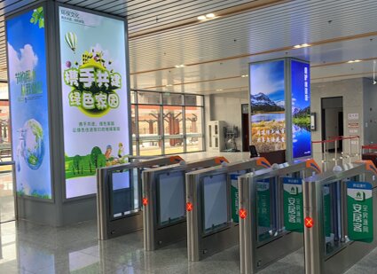 第一户外传媒-建德站出站厅检票口内包柱灯箱