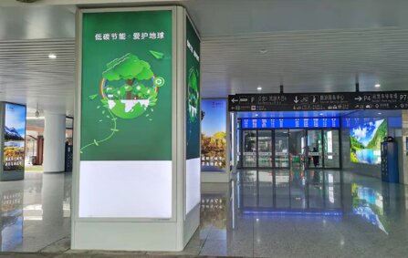 第一户外传媒-建德站出站检票口外包柱灯箱