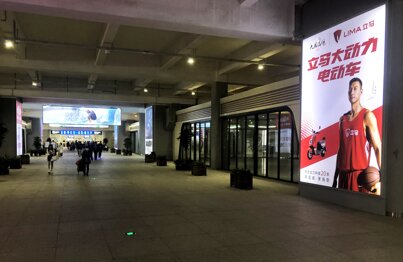 第一户外传媒-千岛湖站出站通道立柱灯箱