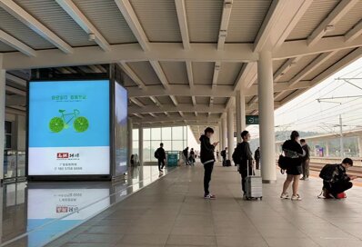 第一户外传媒-桐庐站站台层电梯井包梯灯箱