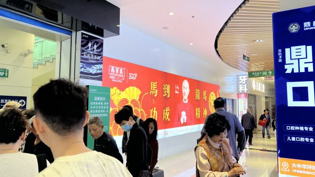 深圳莲塘口岸一楼通道客流实拍图 