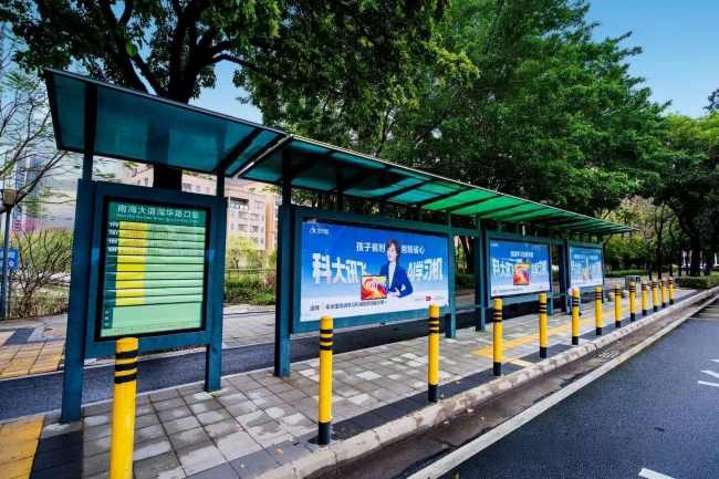 佛山公交站台广告实拍图（横版） 