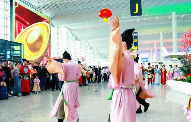 广州白云机场T2出发大厅LED大屏