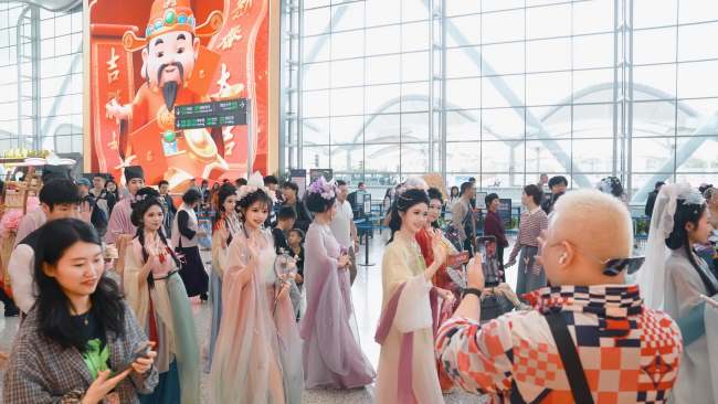 广州机场裸眼3D大屏为快闪活动点亮实拍图汉服活动 
