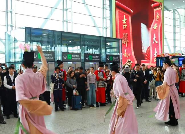 广州白云机场簪花舞蹈背景是LED裸眼3D大屏广告 